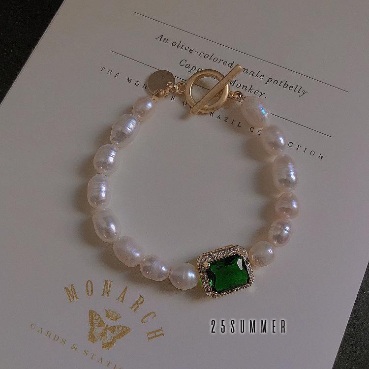 

Женское колье и браслет в придворном стиле с пресноводным жемчугом, фианитами и пластинами с буквами