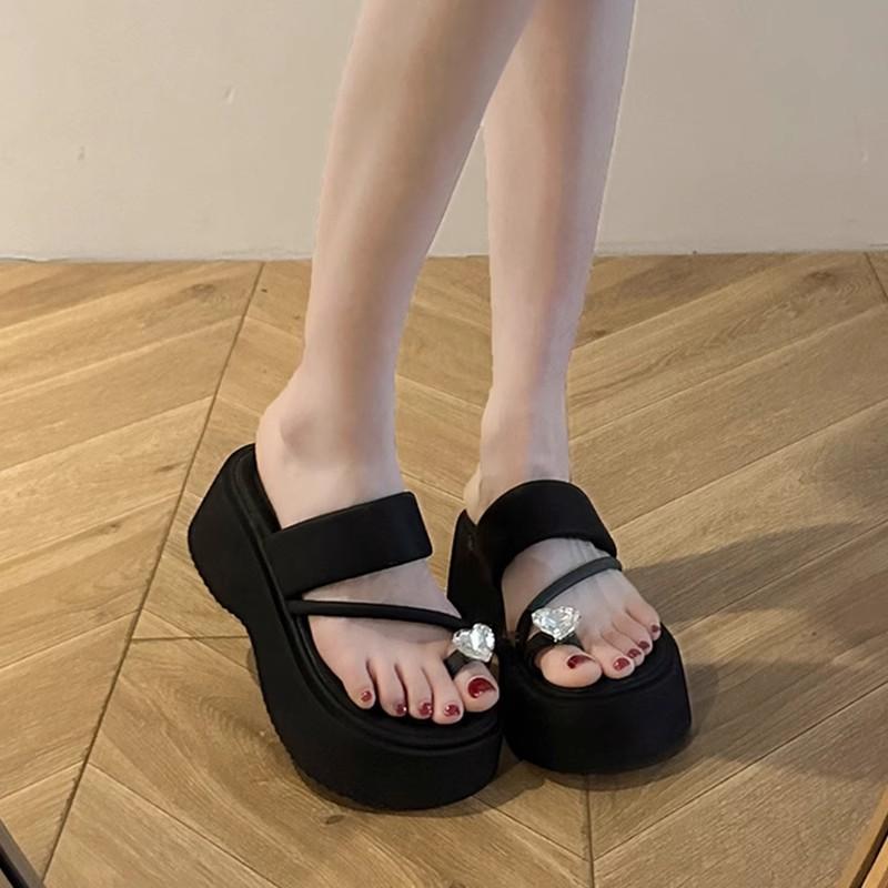 High-end silver rhinestone toe slippers women's summer wear new small height-increasing platform beach shoes