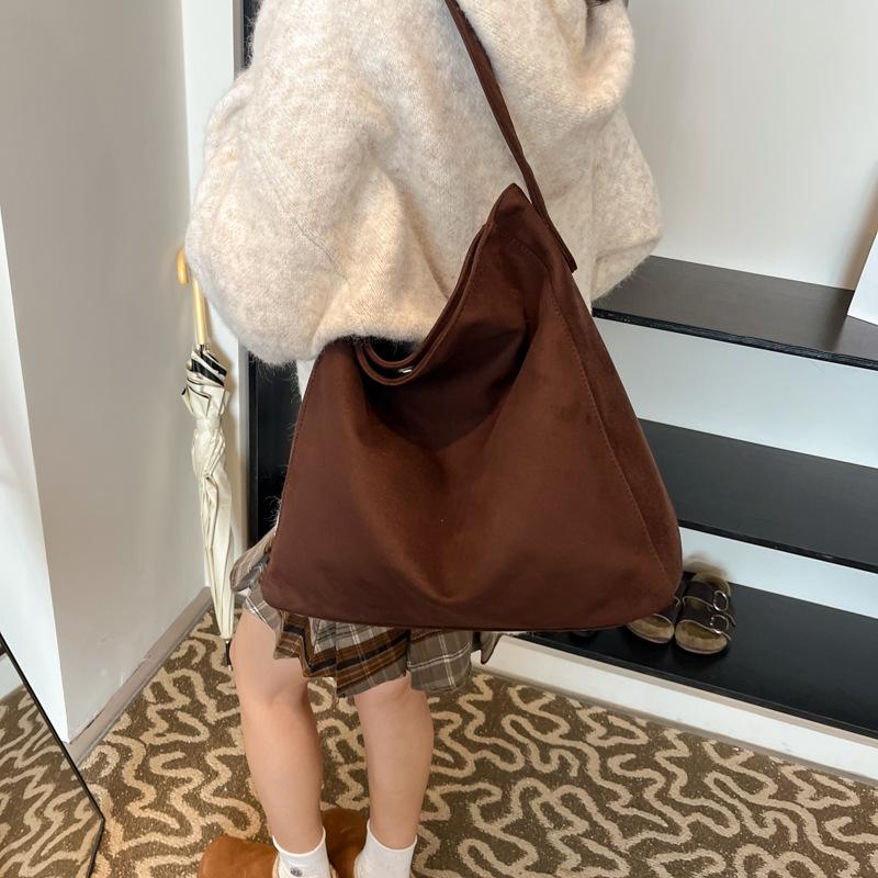 Herbst und Winter neue matte Wildleder-Tragetasche große Kapazität Pendler lässige Umhängetasche Mode Damenhandtasche