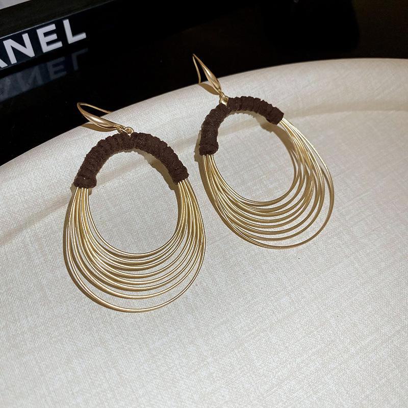 

Преувеличенные многослойные серьги-обмотки: Уникальный дизайн одежды для женщин 2024 года Ear hooks золотой