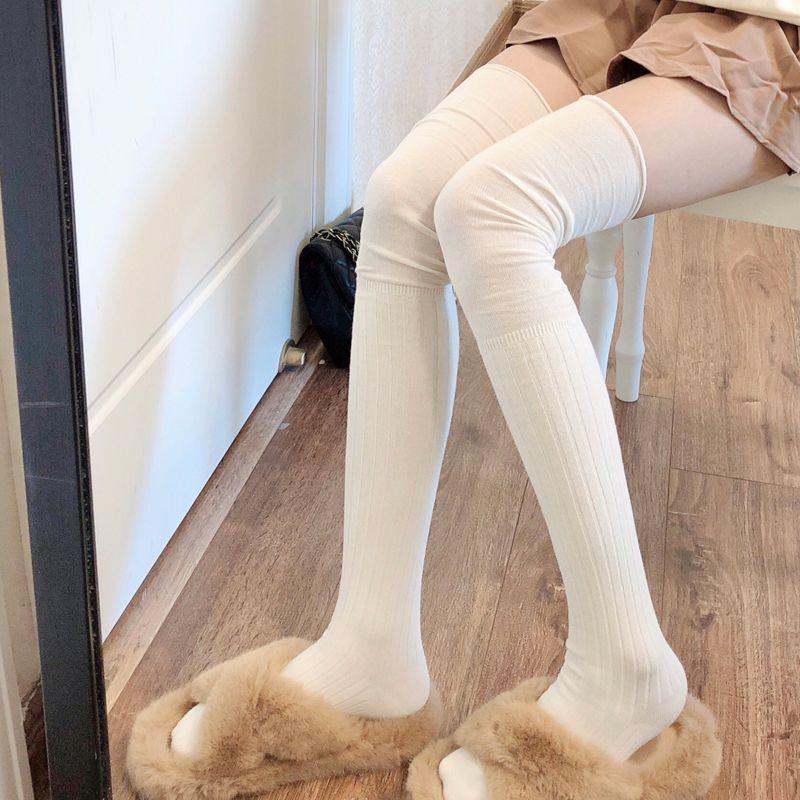 Weiße Mid-Calf-Socken mit schwarzem Raffdetail und kniehohe Wadenstiefelsocken