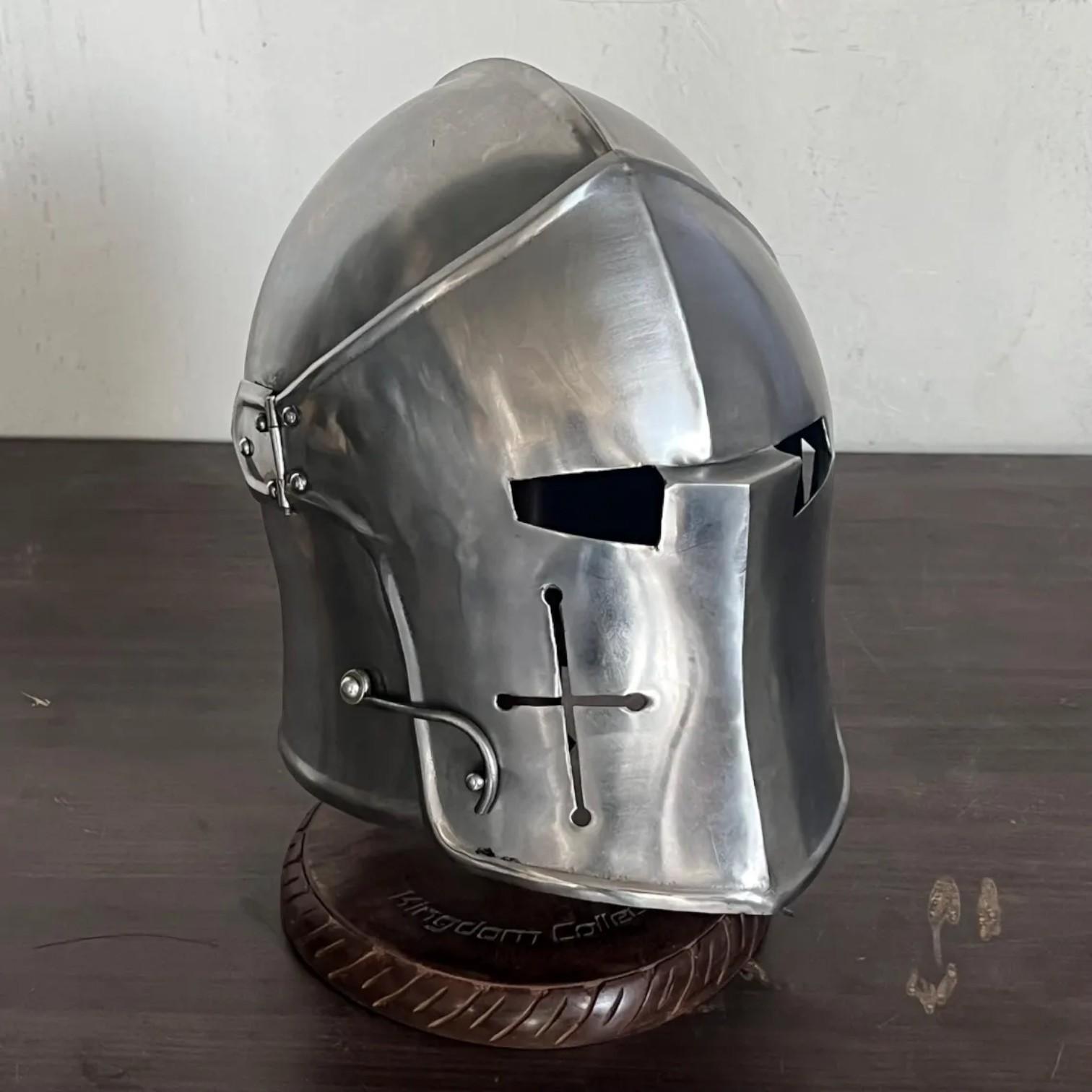 Средневековый рыцарский шлем-барбют, полностью пригодный для ношения в ролевых играх, с бесплатной подставкой для него в подарок