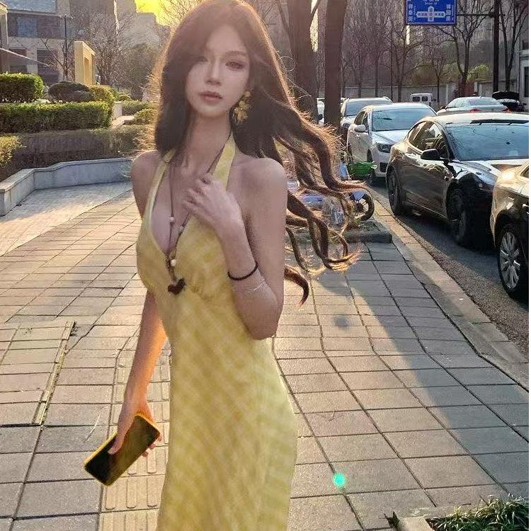 French V-neck Neck Yellow Plaid Dress Women's Summer New Design Sense Niche Vacation Style Sleeveless, Long Dress