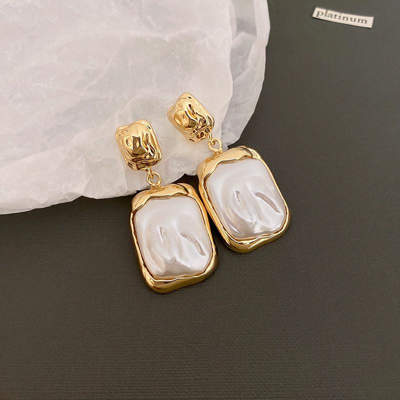 Gold-Plated Zircon Pearl Stud Earrings – Luxurious, Versatile & Fashionable Design