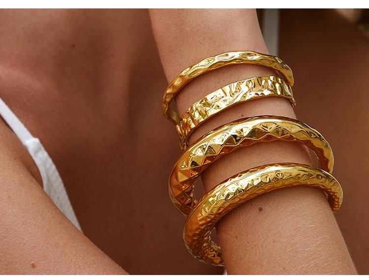 European & American Trendy 18K Gold-Plated Hammered Stainless Steel Bangle for Women