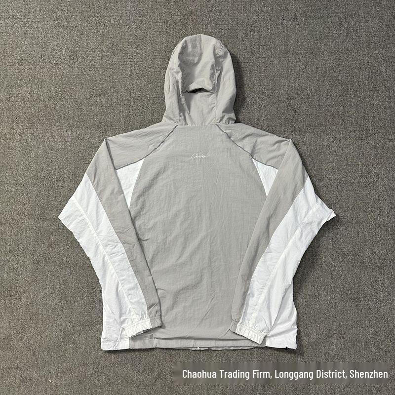 Corteiz Devil's Island Patchwork Windbreaker Softshell Kapuzenjacke für Damen & Herren - Trendiger Bergsteiger-Mantel.