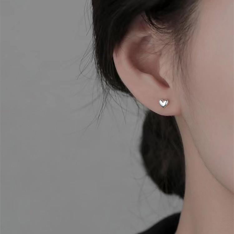Silver S999 Women's Heart Earrings - Simple, Elegant, and Luxurious Ear Studs with a High-End Feel.