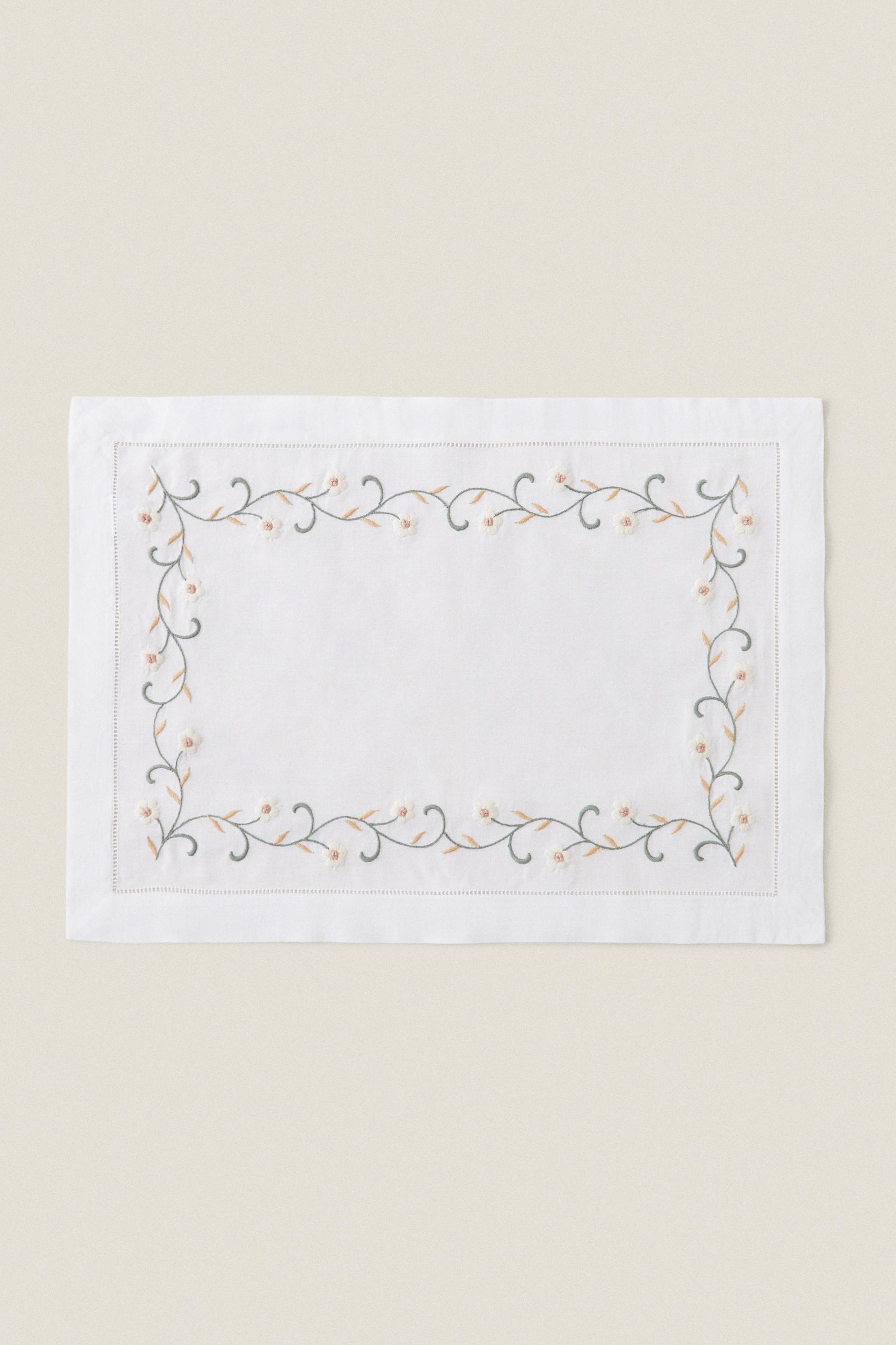 

ПОДСТАВКА С ЦВЕТОЧНОЙ ВЫШИВКОЙ