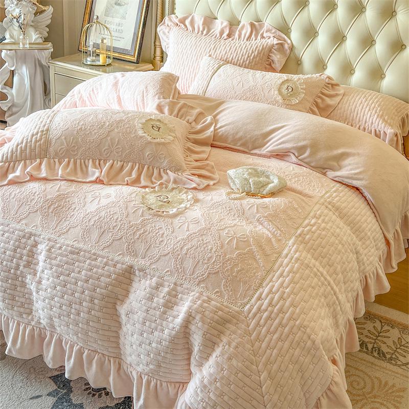 Geschnitztes Milchsamt 4-teiliges gemütliches Tagesdeckenset: Doppelseitige Fleecedecke, dicker gesteppter Bettrüsche für Herbst & Winter