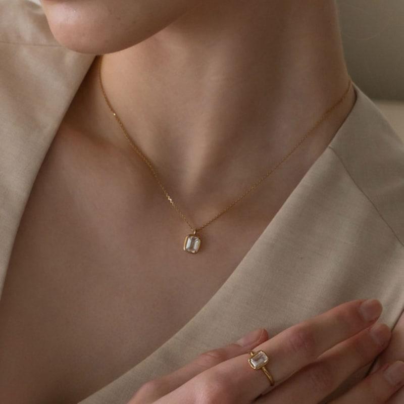 

Aube de moi Classic Square Cubic Necklace Gold