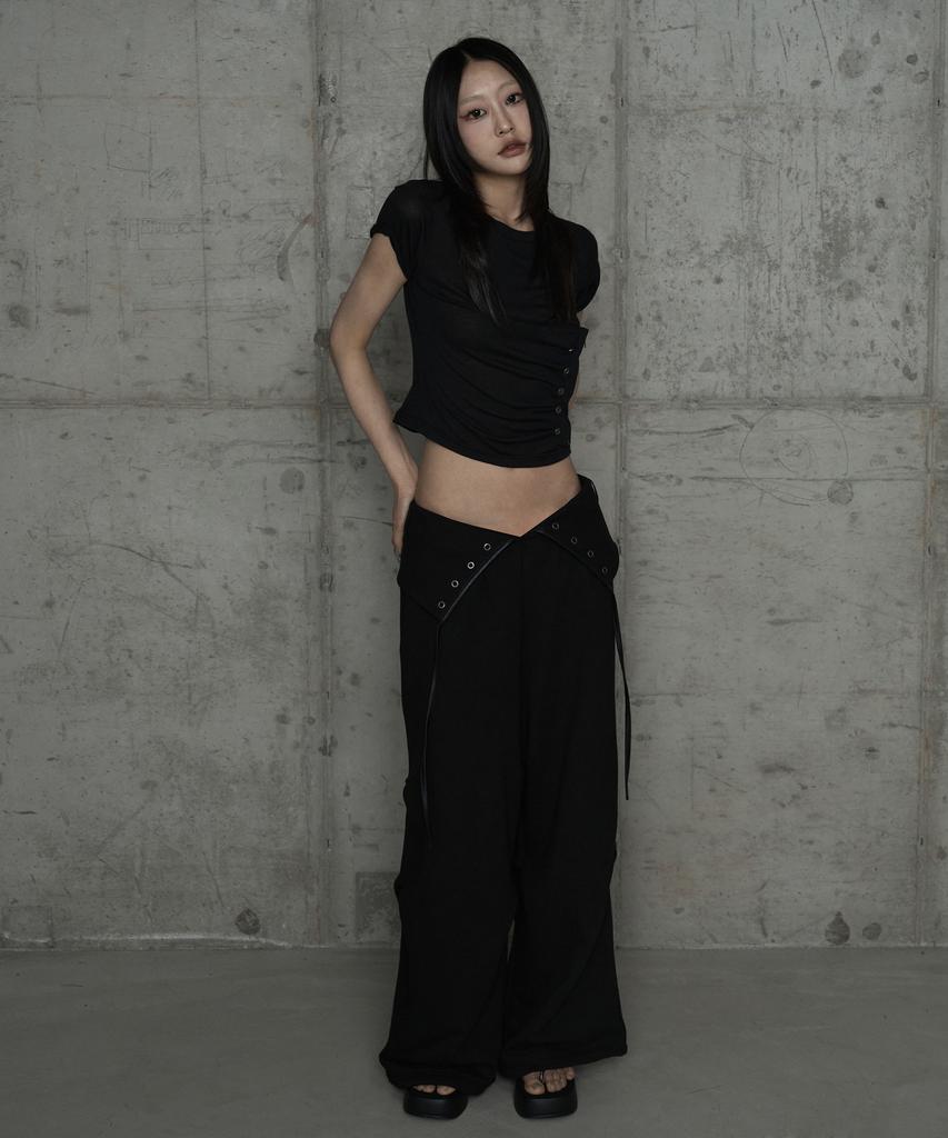 ETRE AU SOMMET Drape Pintuck Zipper Roll-Up Short Top (Black)