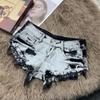 Trendige Damen-Hotpants aus distressed gewaschenem Denim, 2023, niedrig sitzend, super kurz.