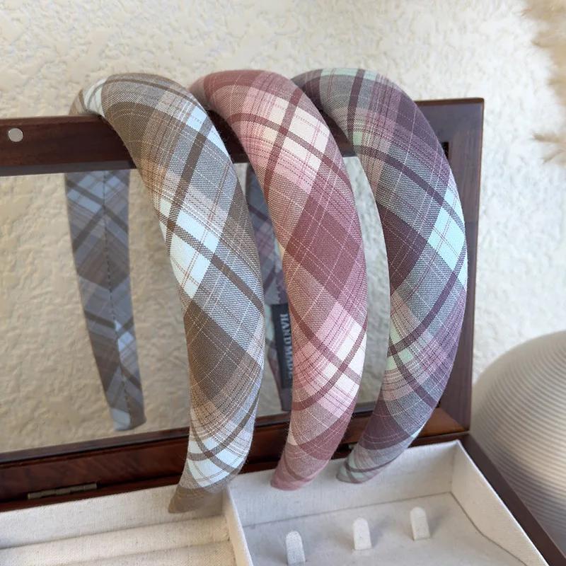 Frühlingshafte, karierte Haarreifen mit breitem Rand aus Schwammstoff für Damen und Mädchen – ein modisches Haaraccessoire.