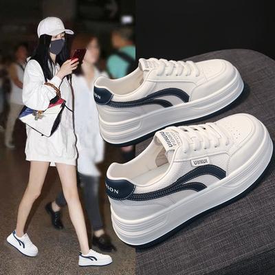 Kleine weiße Schuhe Damen Plateau 2025 Herbst neue erhöhende Freizeitschuhe Schnür-Freizeit-Board-Schuhe Sportschuhe Fabrik