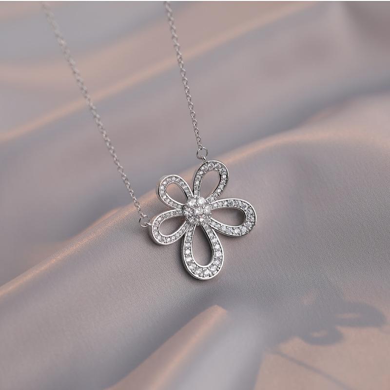 New necklace women's new flower high-end lace pendant accessories design simple fashion fresh sweet collarbone chain