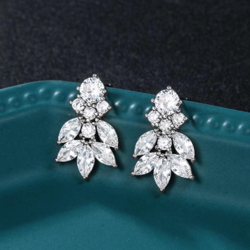 Temperament Elegant Copper Inlaid Zircon Women's Stud Earrings High Sense Bridal Earrings Wedding Photography Steel Needle Earrings Hot