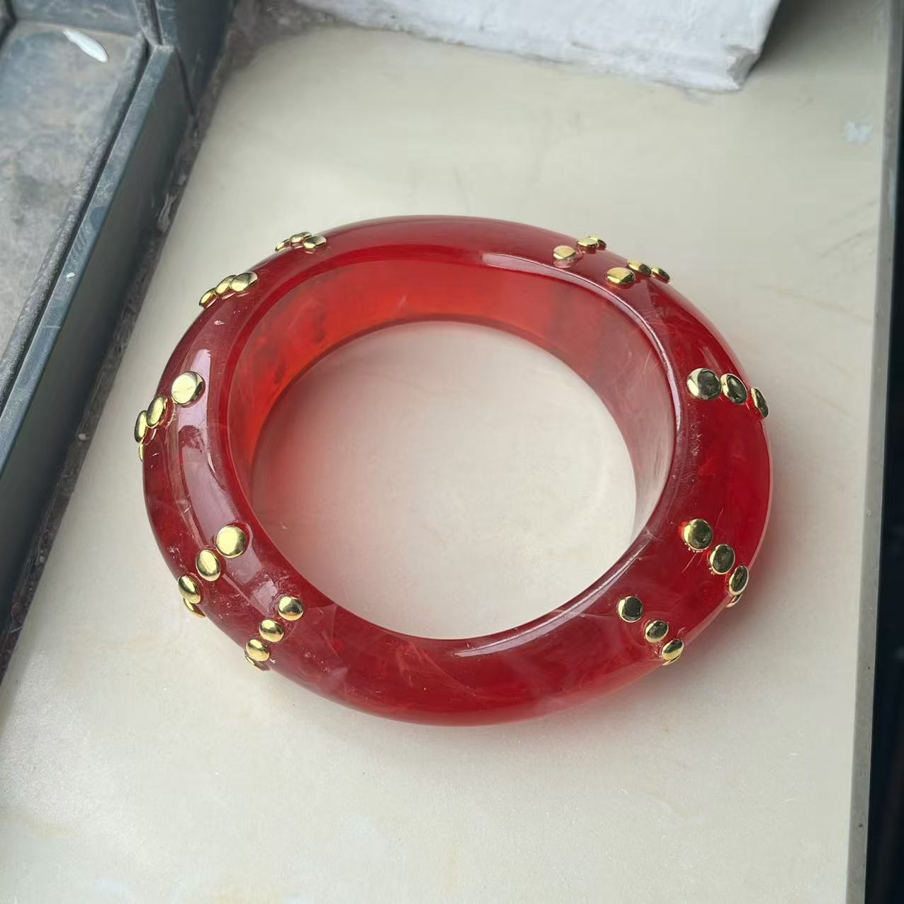 

Creative Bohemian Acrylic Bangle Vintage Resin Rivet Bracelet Wide Minority Design Irregular Geometric Bracelet Women синій