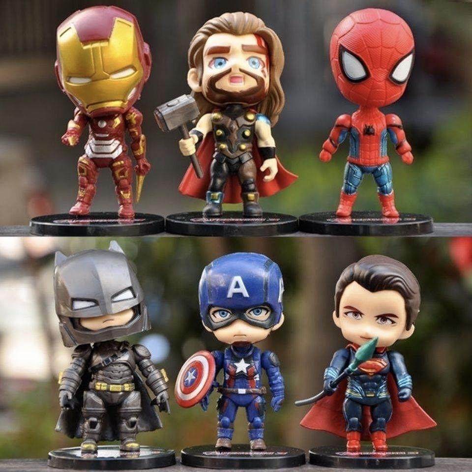 Scatola a Sorpresa Action Figures Marvel Avengers, Batman Iron Man Spider-Man Captain America Giocattoli, Ornamenti Modello da Collezione per Bambini e Fan