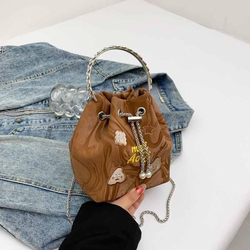 

Premium sense portable oblique span bag women s new autumn and winter embroidery versatile chain retro light luxury small bag single shoulder