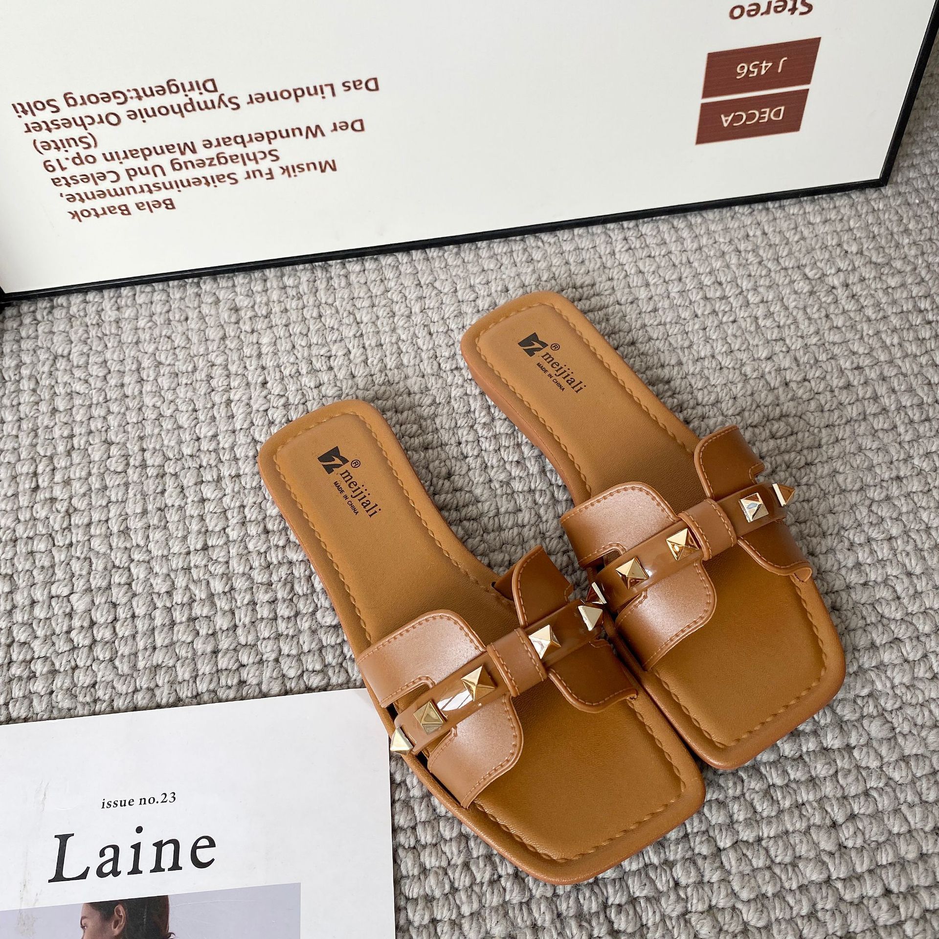 

Новые тапочки женские летние модные универсальные на среднем каблуке прохладные тапочки 40