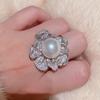 Huitan Ästhetischer Blumen Glänzender Zirkonia Fingerring Luxus Damen Party Schmuck mit Simulierter Perle Wunderschöne Zarte Accessoires