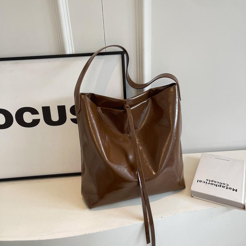 Мягкая кожаная большая вместительная сумка-тоут для женщин — фото 6