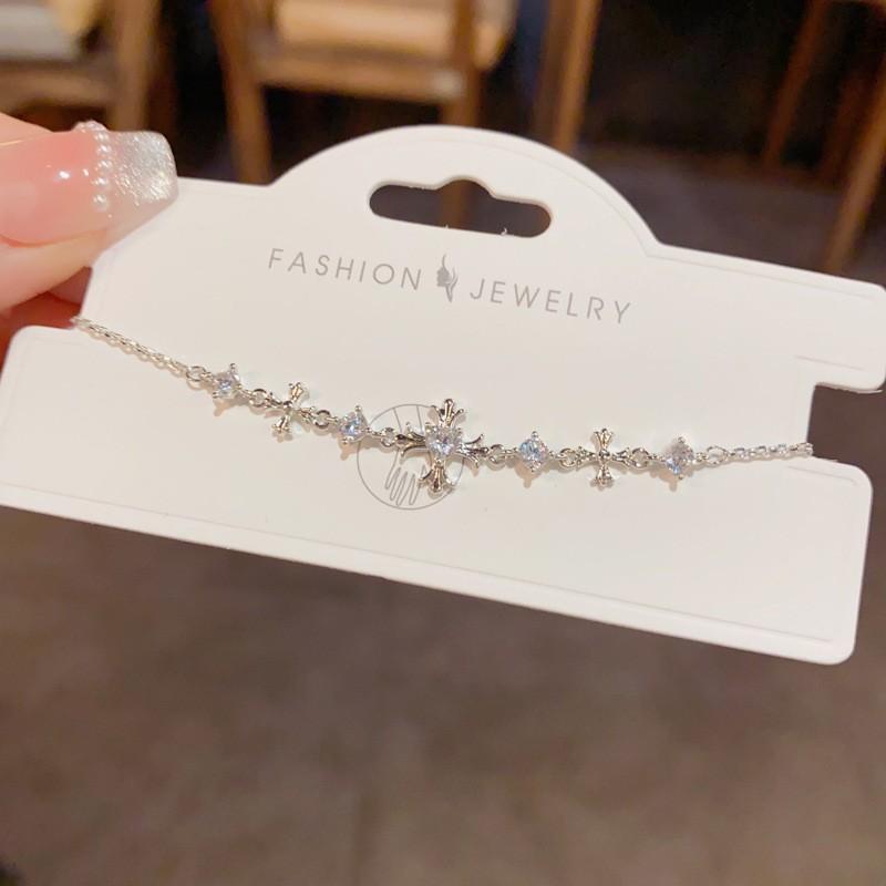 Elegant Minimalist Womens Gold-Plated Bracelet With Floral Zircon Adjustable Chain Fashionable Daily Wear Jewelry