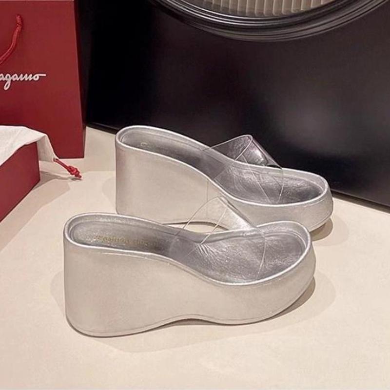 

Летние Новые Шлепанцы на Толстой Подошве и Высоком Каблуке для Женщин Модные Сандалии-Танкетки с Прозрачным ПВХ Ремнем Платформа Повседневные Шлепанцы 35