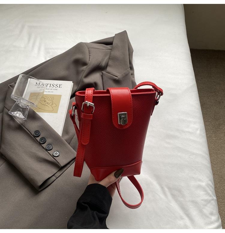 2025 Spring and Summer New Fashion Foreign Messenger Bag Beautiful Simple Bucket Bag Women's Korean Version Niche Casual Shoulder Bag