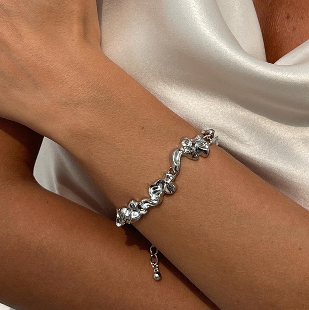 

Wind Liquid Lava Metal Pleated Necklace, Fashionable Geometric Irregular Chain Collarbone Necklace