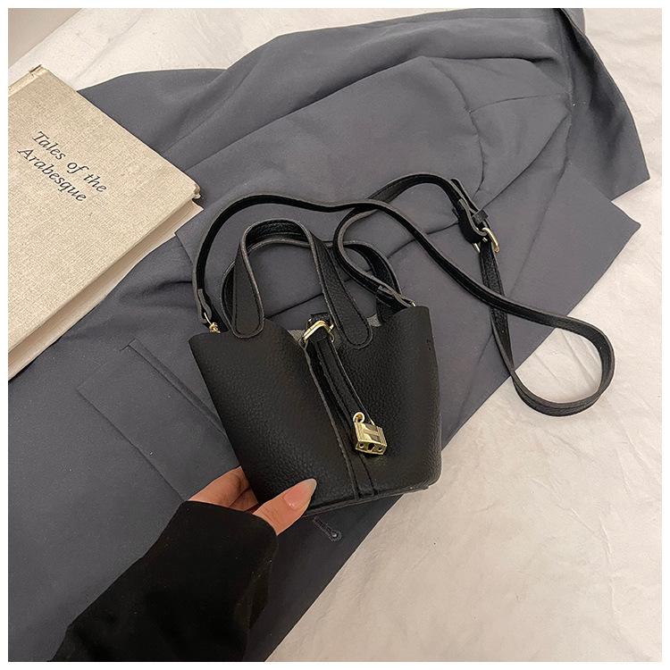 Today's Popular Bags Are Women's New Fashion and High-end Single Shoulder Messenger Bags, Portable Bucket Bags.