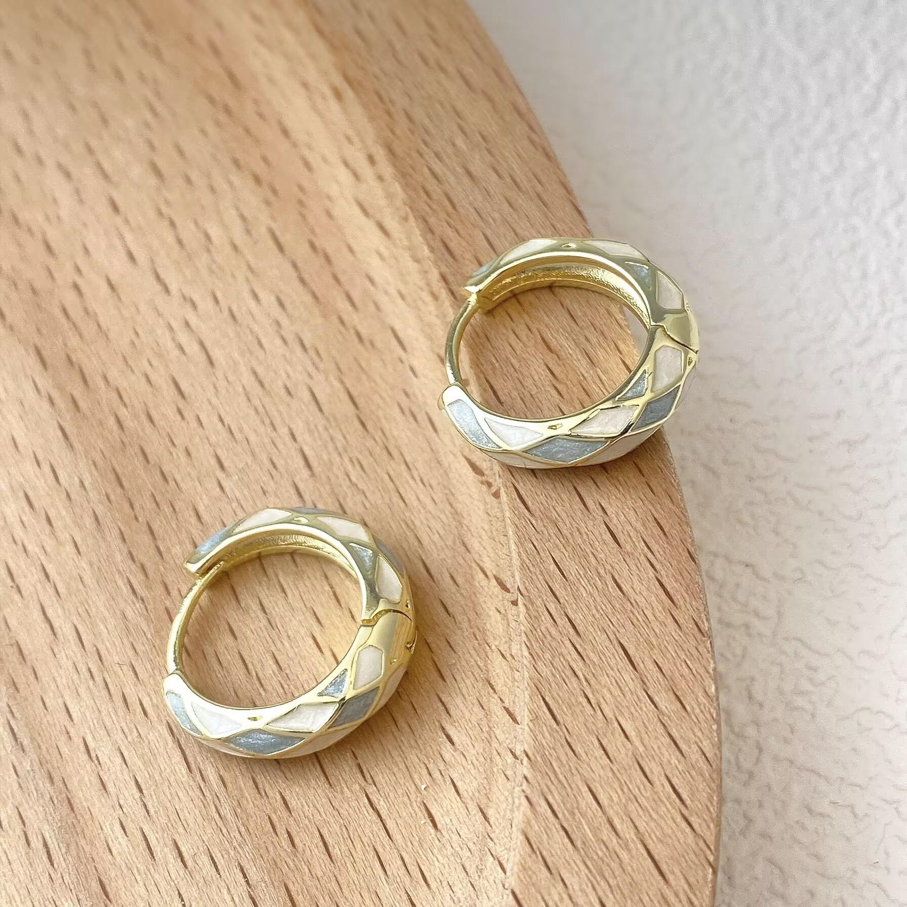 Elegant Diamond Pattern Metal Circle Earrings: Light Luxury with a Unique Design