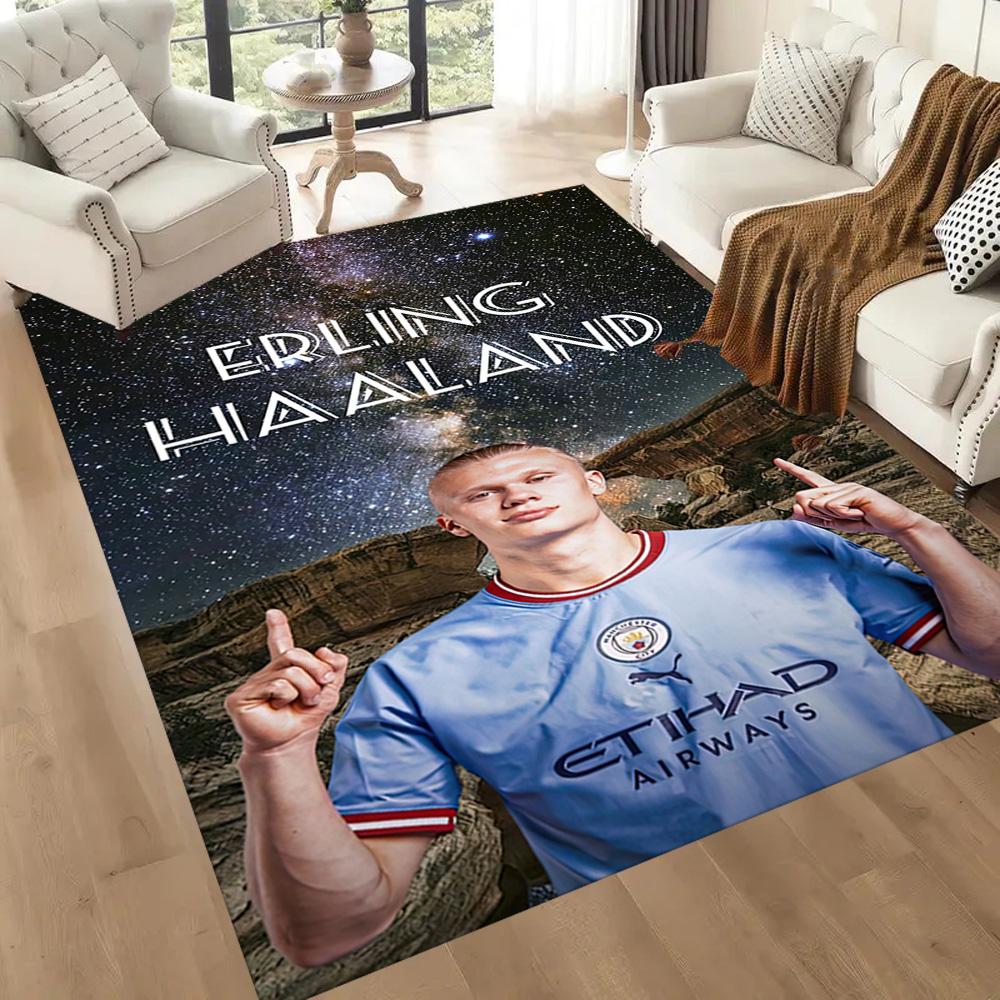 I tappeti Haaland At The Stadium Square sono un'ottima scelta per soggiorni, camere da letto, decorazioni per la casa e come regali.
