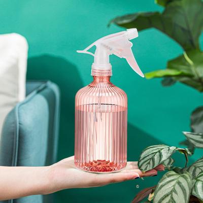 Klare Sprühflasche mit verstellbarem Sprühkopf für den Einsatz zu Hause und im Garten