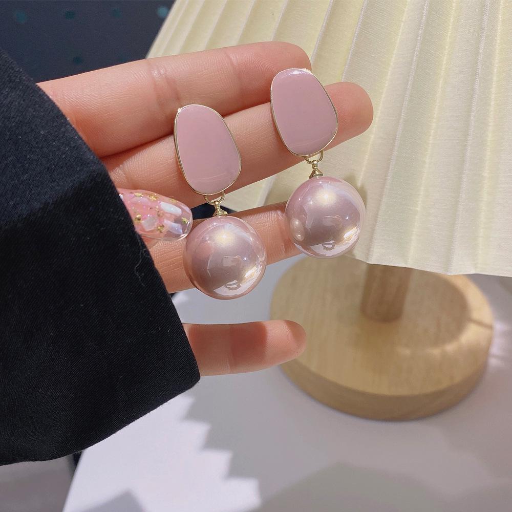 Boucles d'oreilles de luxe tendance 2024 accrocheuses pour femmes: Boucles d'oreilles à clous tendance et polyvalentes pour l'automne et l'hiver