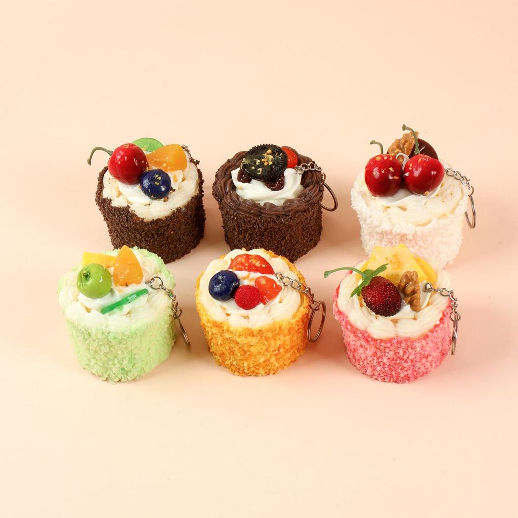 PU-Mousse-Kuchen-Schlüsselanhänger mit Kokosflocken & Sahne - Französisches Brot-Ornament