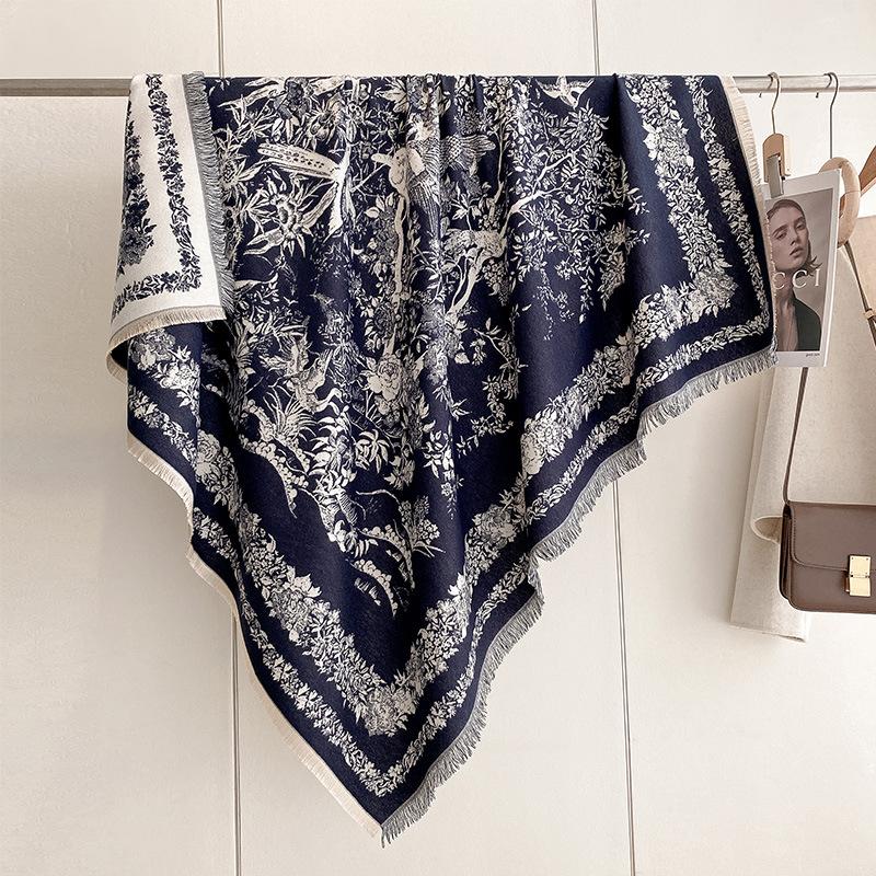

Ретро Европейская Цветочная Серия Женский Теплый Шарф из Имитации Кашемира Модный и Элегантный Большой Квадратный Платок 130-130cm синий