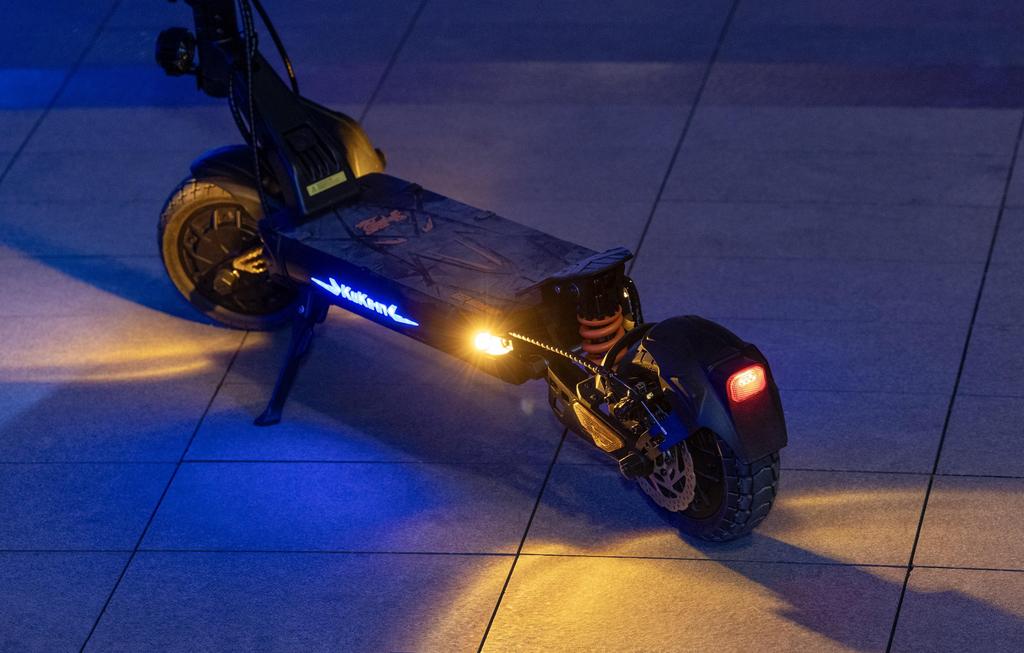 KuKirin G2 Master Dual Motor 52V 1000W×2 Electric Scooter – 60 km/h, Dual Drive, 10″ Pneumatic Tires, Dual Disc Brake, Hydraulic Suspension