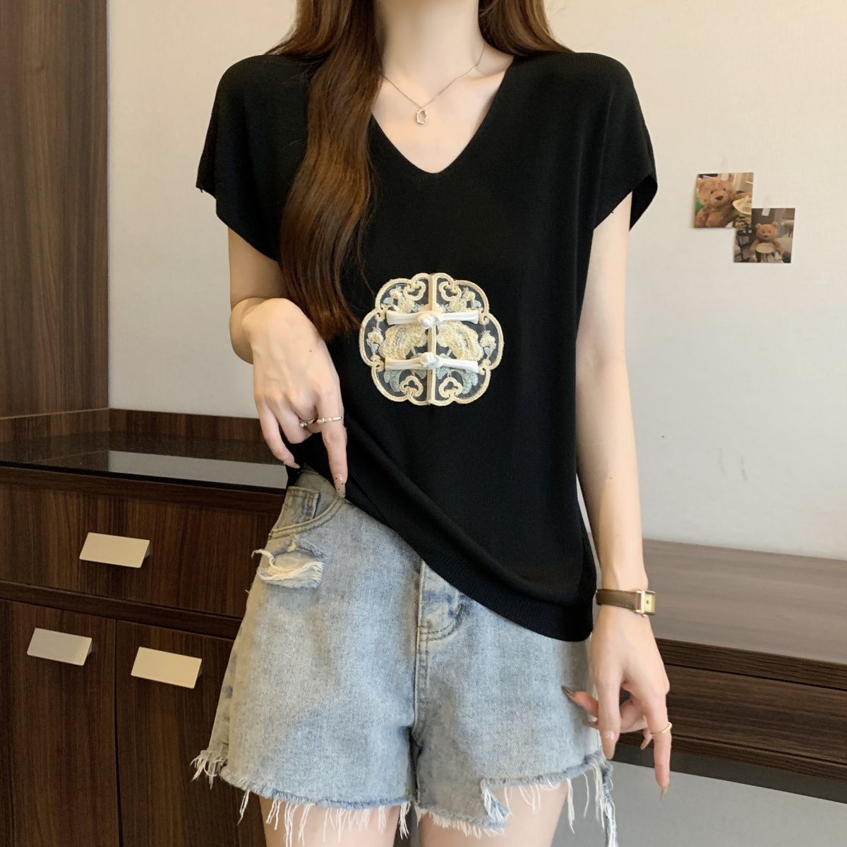 

Свободная женская футболка из ледяного шелка с короткими рукавами, закрывающая живот, летний топ на пуговицах с вышивкой One Size чёрный