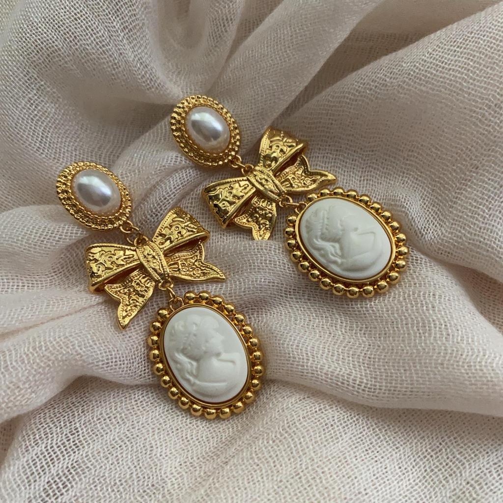 Retro Elegant Pearl Earrings Bow Queen Head Earrings Western Court Style Niche Exaggerated Stud Earrings