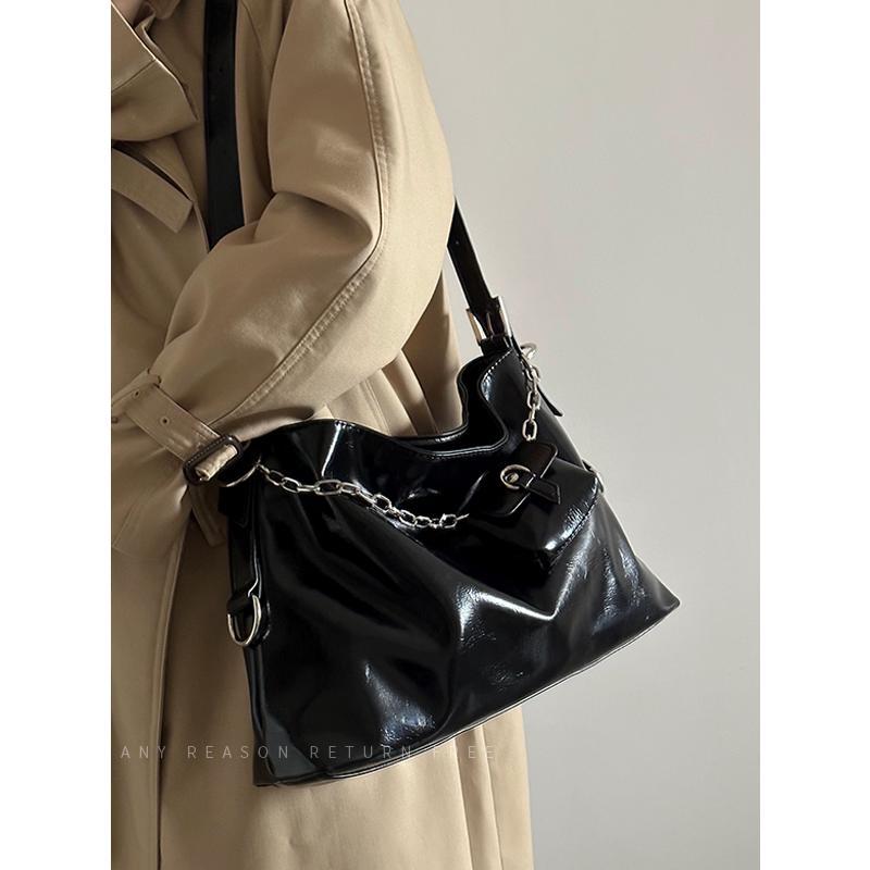 Bag Women's 2025 New Large Capacity Shoulder Tote Bag Premium Sense Versatile Underarm Locomotive Bag Commuter Messenger Bag