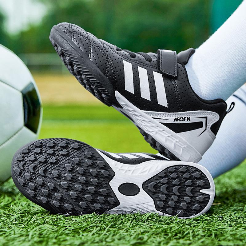 

Весна-лето 2025 детские футбольные бутсы на липучке, дышащие, кампусные футбольные спортивные туфли, профессиональные противоскользящие тренировочные туфли 39