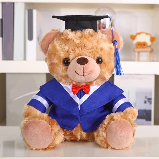 Plyšový medvídek absolvent 2025 s talárem, čepicí a střapcem, roztomilý hnědý absolvent