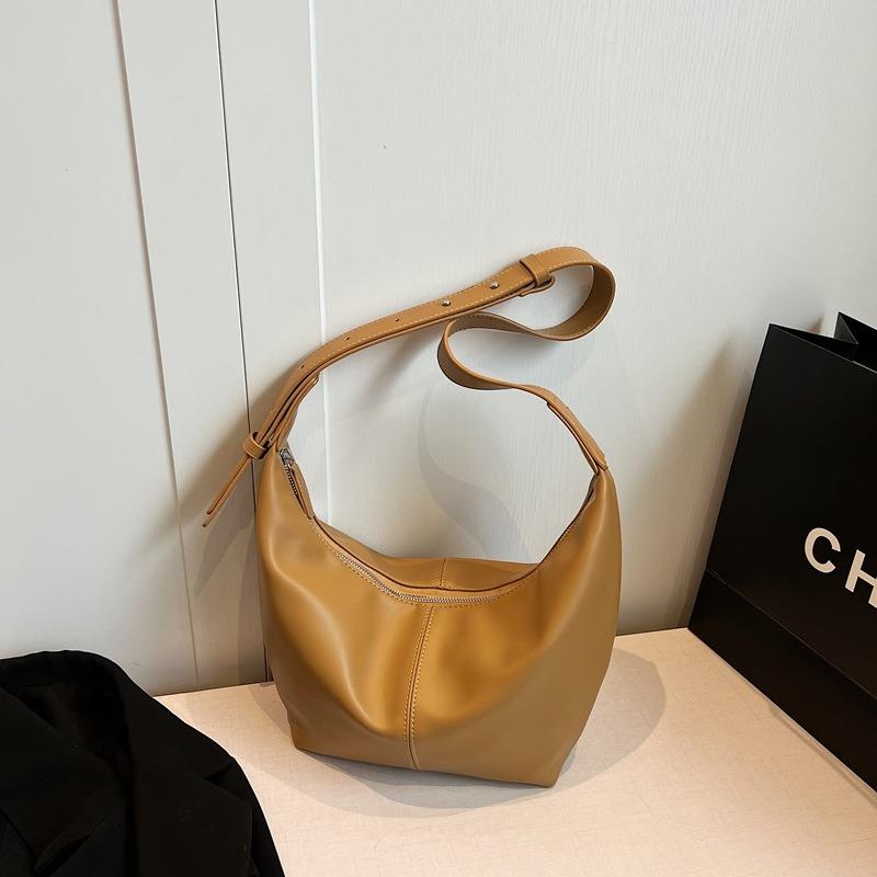 One shoulder oblique span bag women's new model is popular now, dumpling bag women's bag crossbody