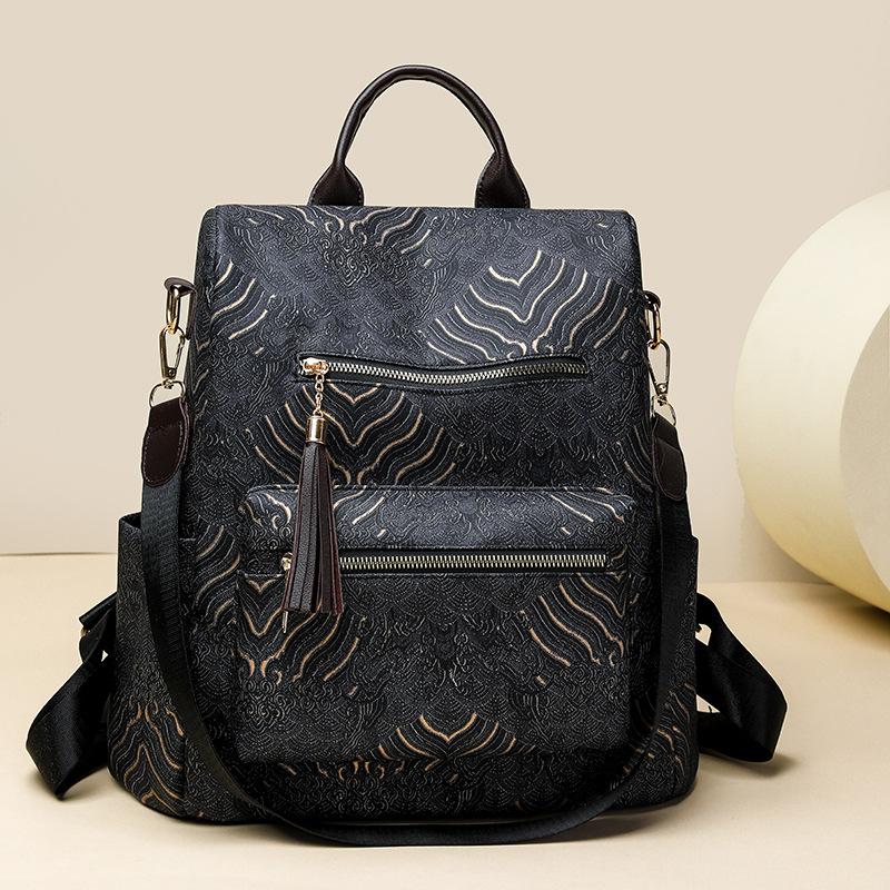 A Simple and Large-capacity Student Backpack for Fashionable Backpacker