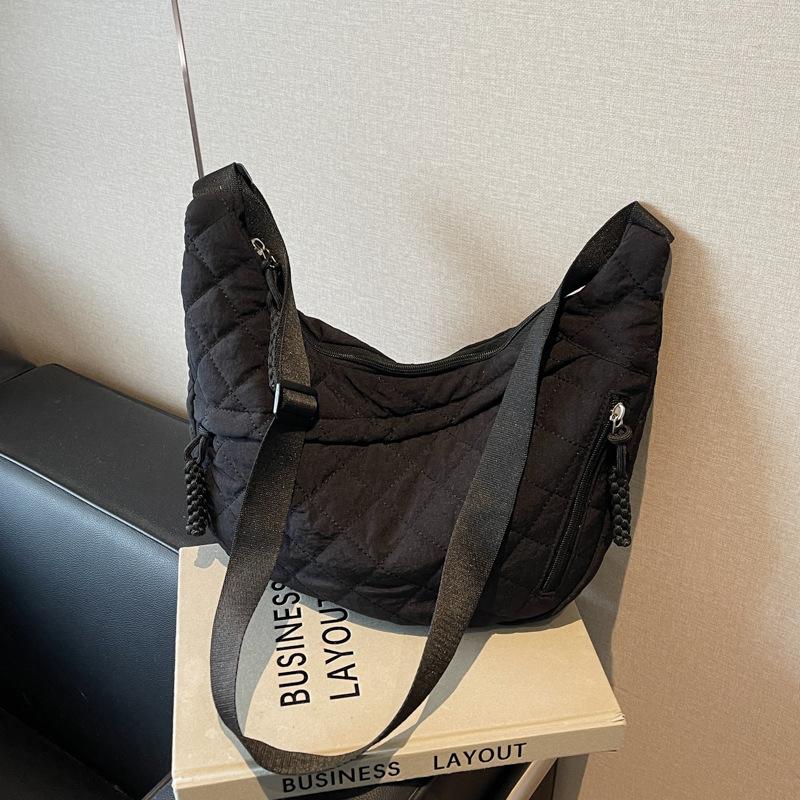 Large-capacity Casual Bag Women's New Versatile Simple Messenger Bag Diamond Class Commuter Dumpling Bag