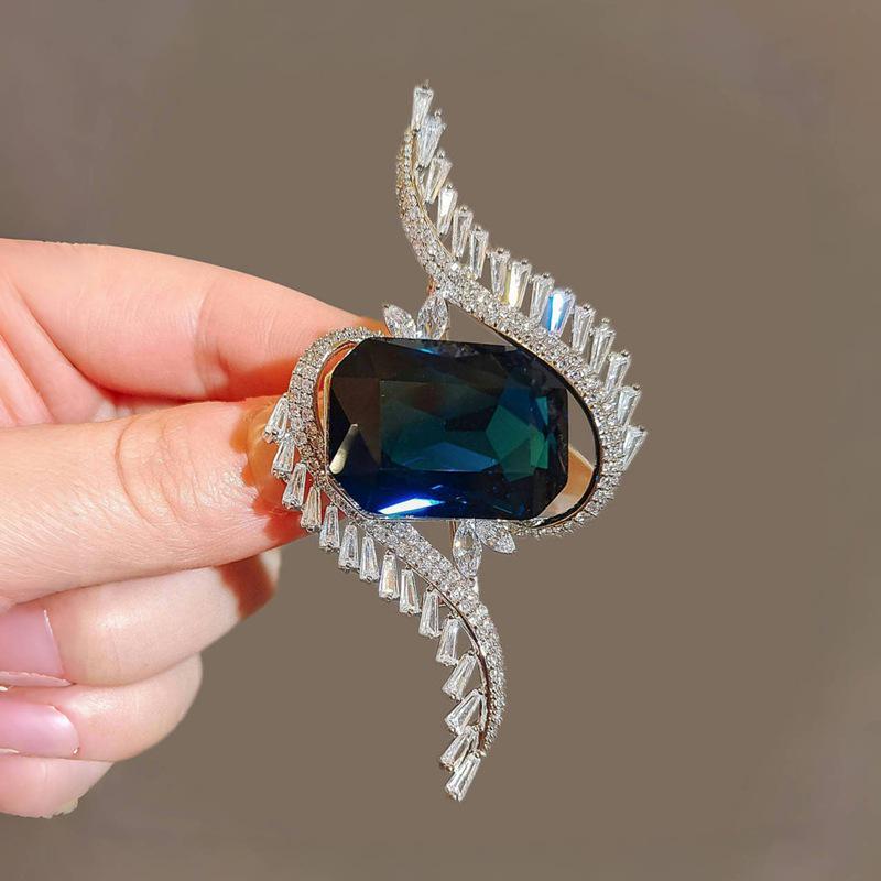 

Модная брошь-бабочка 2025 года: Элегантная булавка в виде цветка и животного для костюмов и пиджаков