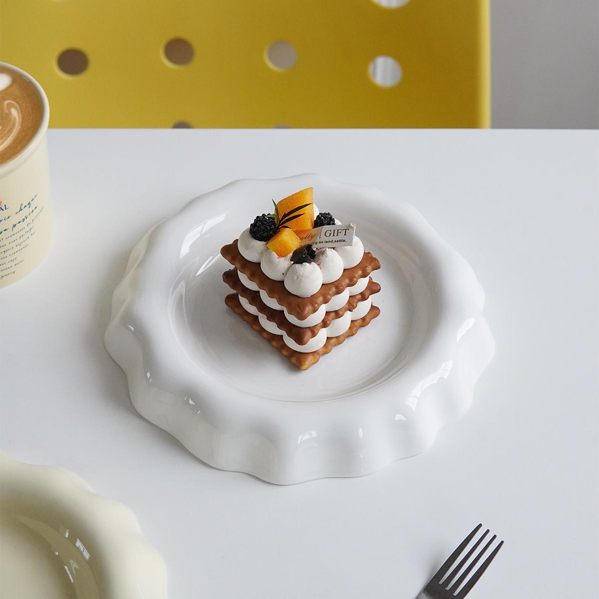 1Pc Ceramic Ruffled Edge Dinner Plate Dessert Plate, Exquisite and Beautiful Cream-Colored Ceramic Plate, Suitable for Home Decoration