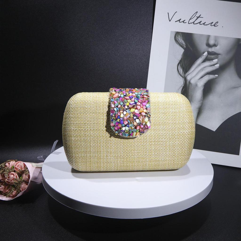 Clutch cu lanț țesut elegant - geantă de seară elegantă și versatilă
