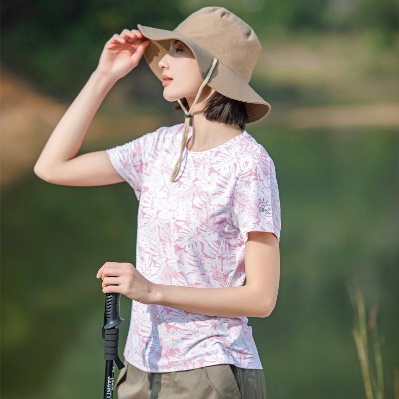 

Сверхлегкая женская футболка с камуфляжным принтом, быстросохнущая, свободного кроя, с защитой от УФ-лучей M розовый/кленовый